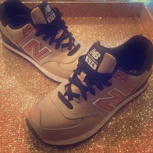 Women’s New Balance tennis shoes EUC SZ 8